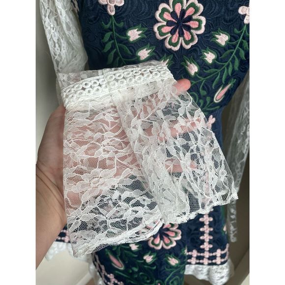 💙 Comino Couture Embroidered Lace Dress - Picture 3 of 16